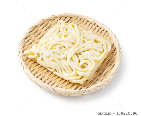 白バック・竹ざるにのったゆでうどんのブロック 白バック・竹ざるにのったゆでうどんのブロック 139210390