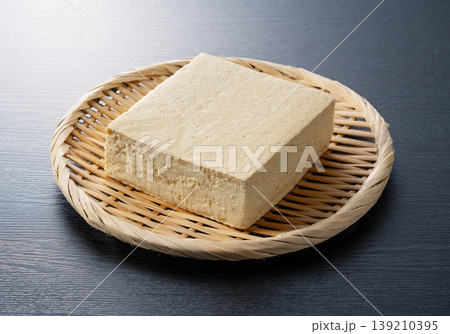 黒い背景に置かれた竹ざるの上の木綿豆腐 黒い背景に置かれた竹ざるの上の木綿豆腐 139210395