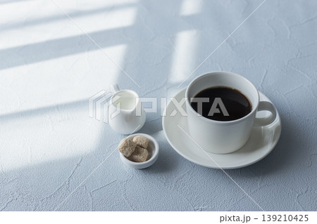 朝の光と影が差し込むコーヒータイムのテーブルフォト 朝の光と影が差し込むコーヒータイムのテーブルフォト 139210425