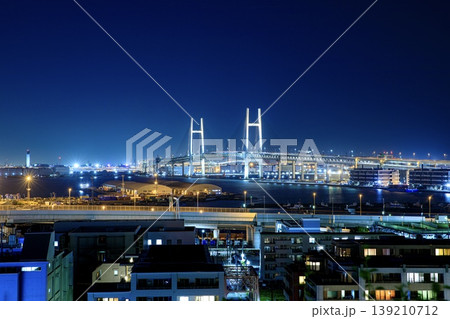 横浜市、港の見える丘公園から眺める横浜ベイブリッジの夜景 139210712