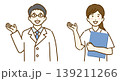 説明する男性医師と女性看護師のイラストセット 139211266