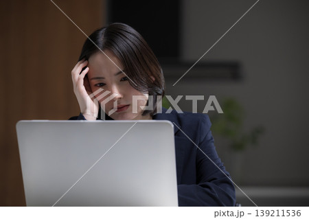 え、これってミスかな…?残業で仕事が終わらずにで悩む女性ビジネスシーン 転職やストレスと仕事の問題 え、これってミスかな…?残業で仕事が終わらずにで悩む女性ビジネスシーン 転職やストレスと仕事の問題 139211536