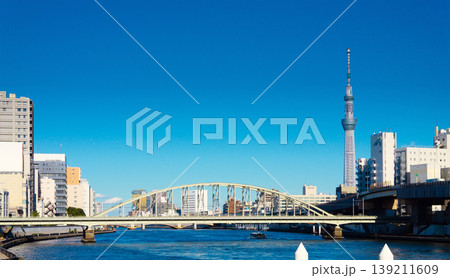 東京隅田川・両国橋から望む都市風景 東京隅田川・両国橋から望む都市風景 139211609