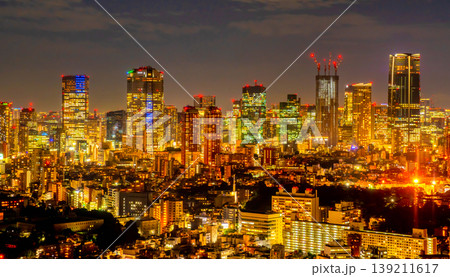 眩い光に包まれた東京の摩天楼と林立する高層ビル群の夜景 眩い光に包まれた東京の摩天楼と林立する高層ビル群の夜景 139211617