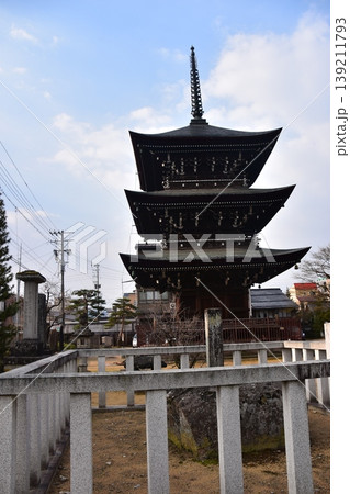 日本の岐阜県の高山市　飛騨国分寺の三重塔と周辺の町並み　春の高山祭期間中の様子 139211793