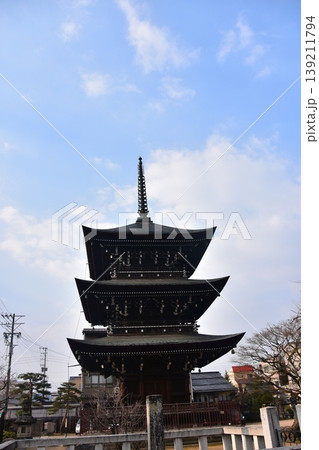 日本の岐阜県の高山市　飛騨国分寺の三重塔と周辺の町並み　春の高山祭期間中の様子 139211794
