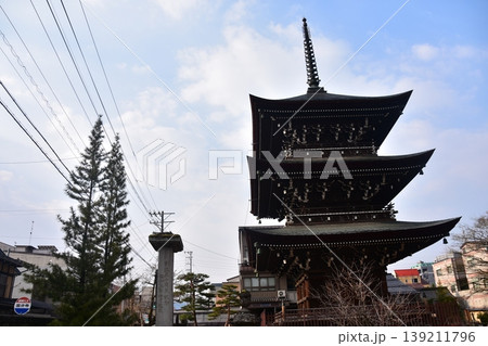 日本の岐阜県の高山市 飛騨国分寺の三重塔と周辺の町並み 春の高山祭期間中の様子 日本の岐阜県の高山市 飛騨国分寺の三重塔と周辺の町並み 春の高山祭期間中の様子 139211796