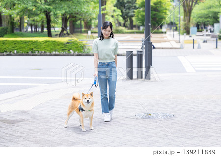 ライフスタイル 犬の散歩をしている女性 ライフスタイル 犬の散歩をしている女性 139211839