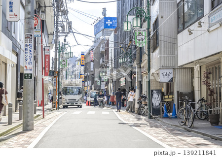 東京都渋谷区の都市風景 代々木上原駅前商店街 東京都渋谷区の都市風景 代々木上原駅前商店街 139211841