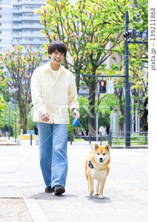 ライフスタイル 犬の散歩をしている男性 ライフスタイル 犬の散歩をしている男性 139211868