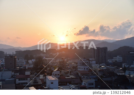 日本の岐阜県の高山市　市街地中心部の三重塔方面の町並みと美しい夕日　高層ビルからの俯瞰写真 139212046