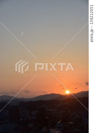 日本の岐阜県の高山市　市街地中心部の三重塔方面の町並みと美しい夕日　高層ビルからの俯瞰写真 139212051