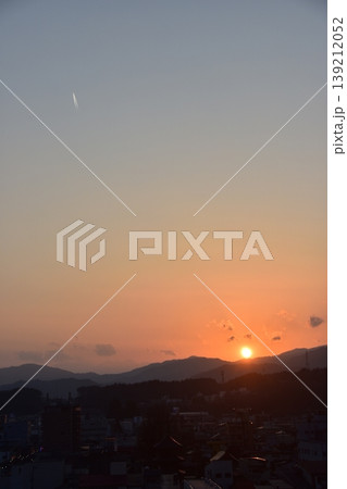 日本の岐阜県の高山市　市街地中心部の三重塔方面の町並みと美しい夕日　高層ビルからの俯瞰写真 139212052