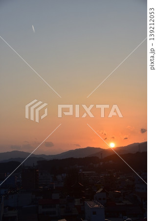 日本の岐阜県の高山市 市街地中心部の三重塔方面の町並みと美しい夕日 高層ビルからの俯瞰写真 日本の岐阜県の高山市 市街地中心部の三重塔方面の町並みと美しい夕日 高層ビルからの俯瞰写真 139212053