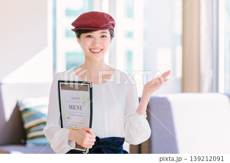 レストラン カフェの女性店員 レストラン カフェの女性店員 139212091