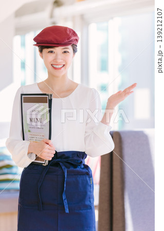 レストラン カフェの女性店員 139212107