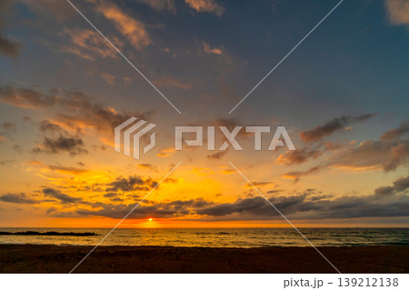 夕焼けに染まる日本海の水平線と日没の風景 139212138