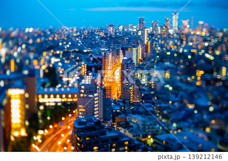 密集する東京・池袋の夜景と街明かり シフトレンズ玉ボケアオリ 密集する東京・池袋の夜景と街明かり シフトレンズ玉ボケアオリ 139212146