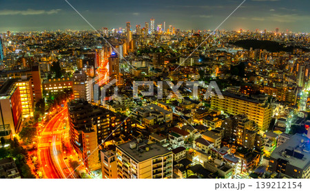密集する東京・池袋の夜景と街明かり　シフトレンズ玉ボケアオリ 139212154