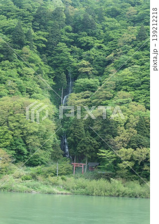 細い滝のそばに立つ小さな赤い鳥居 細い滝のそばに立つ小さな赤い鳥居 139212218