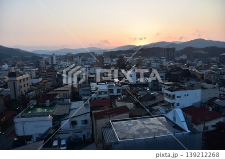日本の岐阜県の高山市　市街地中心部の町並みと美しい夕日　高層ビルからの俯瞰写真 139212268
