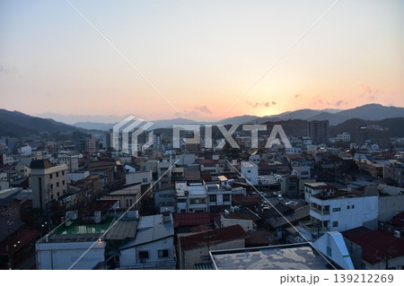 日本の岐阜県の高山市　市街地中心部の町並みと美しい夕日　高層ビルからの俯瞰写真 139212269