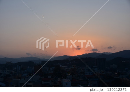 日本の岐阜県の高山市 市街地中心部の町並みと美しい夕日 高層ビルからの俯瞰写真 日本の岐阜県の高山市 市街地中心部の町並みと美しい夕日 高層ビルからの俯瞰写真 139212271