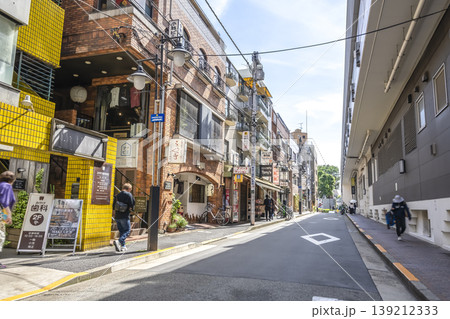 東京都渋谷区の都市風景 代々木上原駅前商店街 東京都渋谷区の都市風景 代々木上原駅前商店街 139212333
