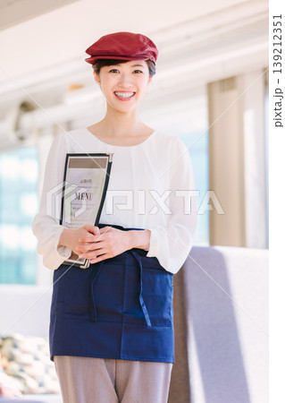 レストラン カフェの女性店員 レストラン カフェの女性店員 139212351