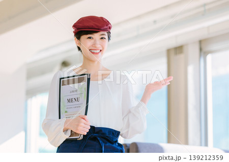 レストラン カフェの女性店員 レストラン カフェの女性店員 139212359