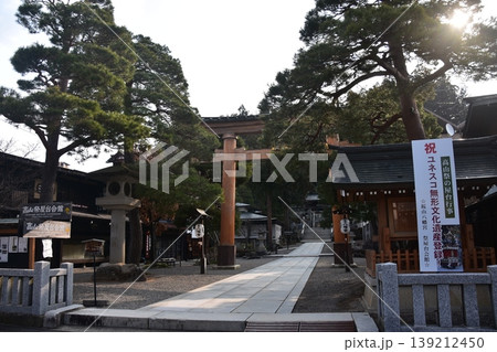 日本の岐阜県の高山市 櫻山八幡宮と美しい朝日 春の高山祭期間中の朝の様子 日本の岐阜県の高山市 櫻山八幡宮と美しい朝日 春の高山祭期間中の朝の様子 139212450