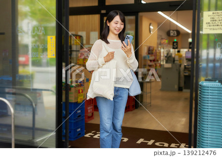スーパーマーケットで買い物をしてエコバッグを持つ若い女性 139212476