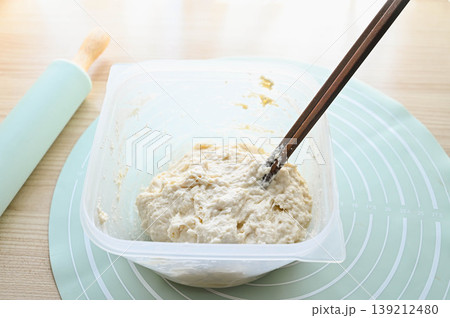 箸で混ぜるチャパタの生地作り 139212480