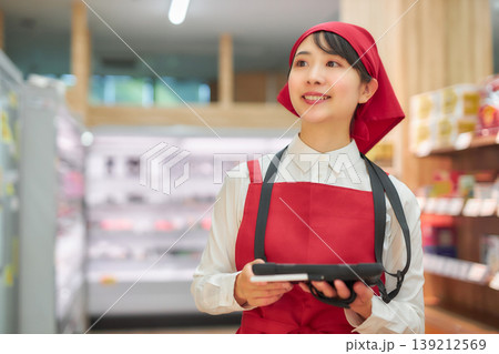 タブレットで商品管理をする若い女性 タブレットで商品管理をする若い女性 139212569