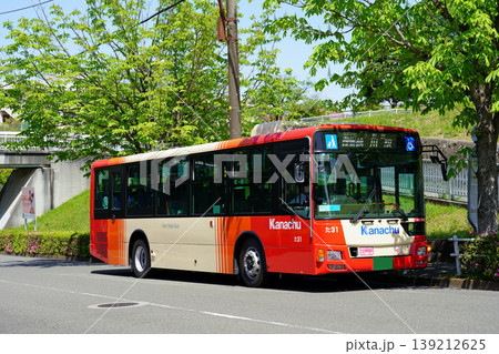 新緑のバス停に停車する新カラーの神奈中バス（三菱エアロスター） 139212625
