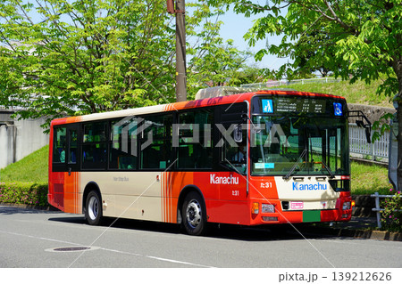 新緑のバス停に停車する新カラーの神奈中バスのアップ(三菱エアロスター) 新緑のバス停に停車する新カラーの神奈中バスのアップ(三菱エアロスター) 139212626