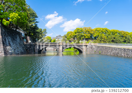 春の新緑と青空に映える皇居・二重橋 春の新緑と青空に映える皇居・二重橋 139212700