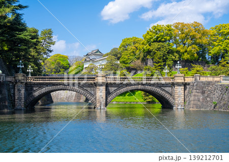 春の新緑と青空に映える皇居・二重橋 139212701