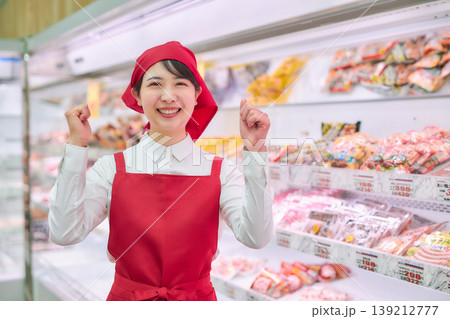 スーパーマーケットの試食コーナーで働く若い女性 139212777