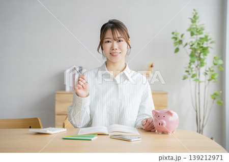 家計簿をつける女性 139212971