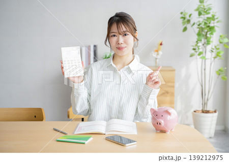 家計簿をつける女性 139212975