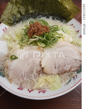 鶏白湯ラーメン チャーシューと野菜トッピング 白いスープ 139213105