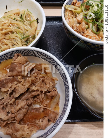 牛丼 焼き鳥丼 焼きそば 味噌汁 定食セット トレー 牛丼 焼き鳥丼 焼きそば 味噌汁 定食セット トレー 139213110