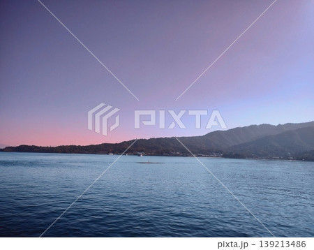 マジックアワーと海と山の風景 マジックアワーと海と山の風景 139213486