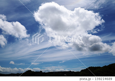 ハート型に見える青空に浮かぶ雲 ハート型に見える青空に浮かぶ雲 139214689