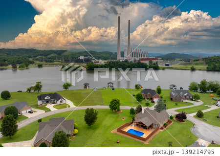 Toxic emissions from thermal power plant polluting air in city suburbs. Electricity production by burning coal fossil fuel. Kingston Steam Plant in Roane County, Tennessee, USA Toxic emissions from thermal power plant polluting air in city suburbs. Electricity production by burning coal fossil fuel. Kingston Steam Plant in Roane County, Tennessee, USA 139214795