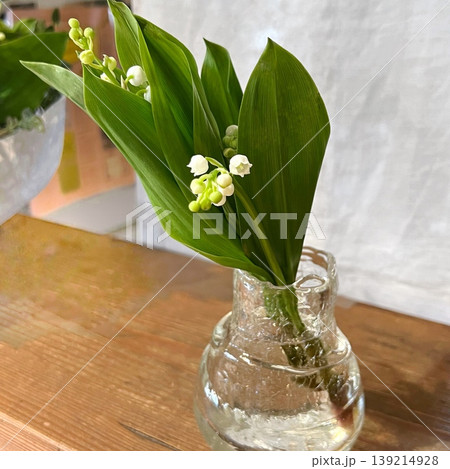 可憐な鈴蘭の花、かわいいスズランの花のアレンジメント、ガラスの花瓶に生けた鈴蘭の花 可憐な鈴蘭の花、かわいいスズランの花のアレンジメント、ガラスの花瓶に生けた鈴蘭の花 139214928