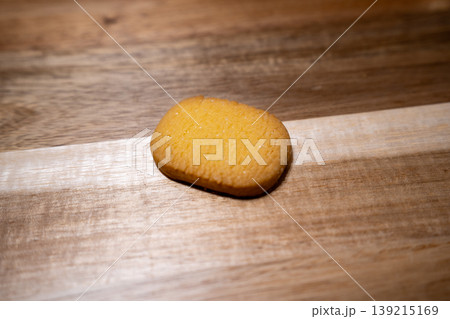 机の上に置かれたクッキー 机の上に置かれたクッキー 139215169