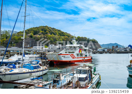 香川県多度津港に停泊するフェリー「新なぎさ2」と港の風景 香川県多度津港に停泊するフェリー「新なぎさ2」と港の風景 139215459