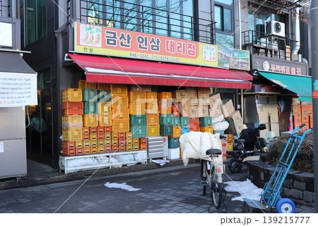 店頭にたくさん積まれた収納ケース 店頭にたくさん積まれた収納ケース 139215777